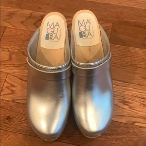 Maguba  Metallic Silver clogs